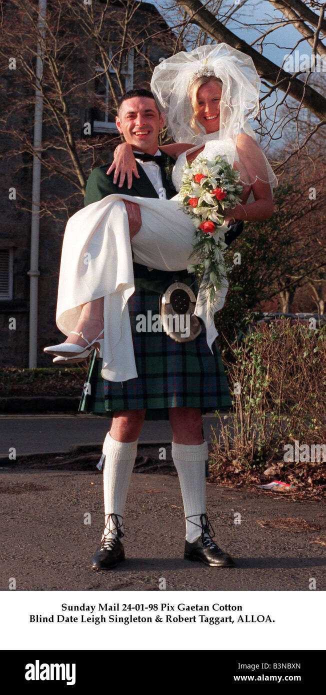 Blind Date Hochzeit Januar 1998 Robert Taggart hält seine neue Braut Leigh Singleton, die er auf TV Programm Blind Date gesichtet Stockfoto