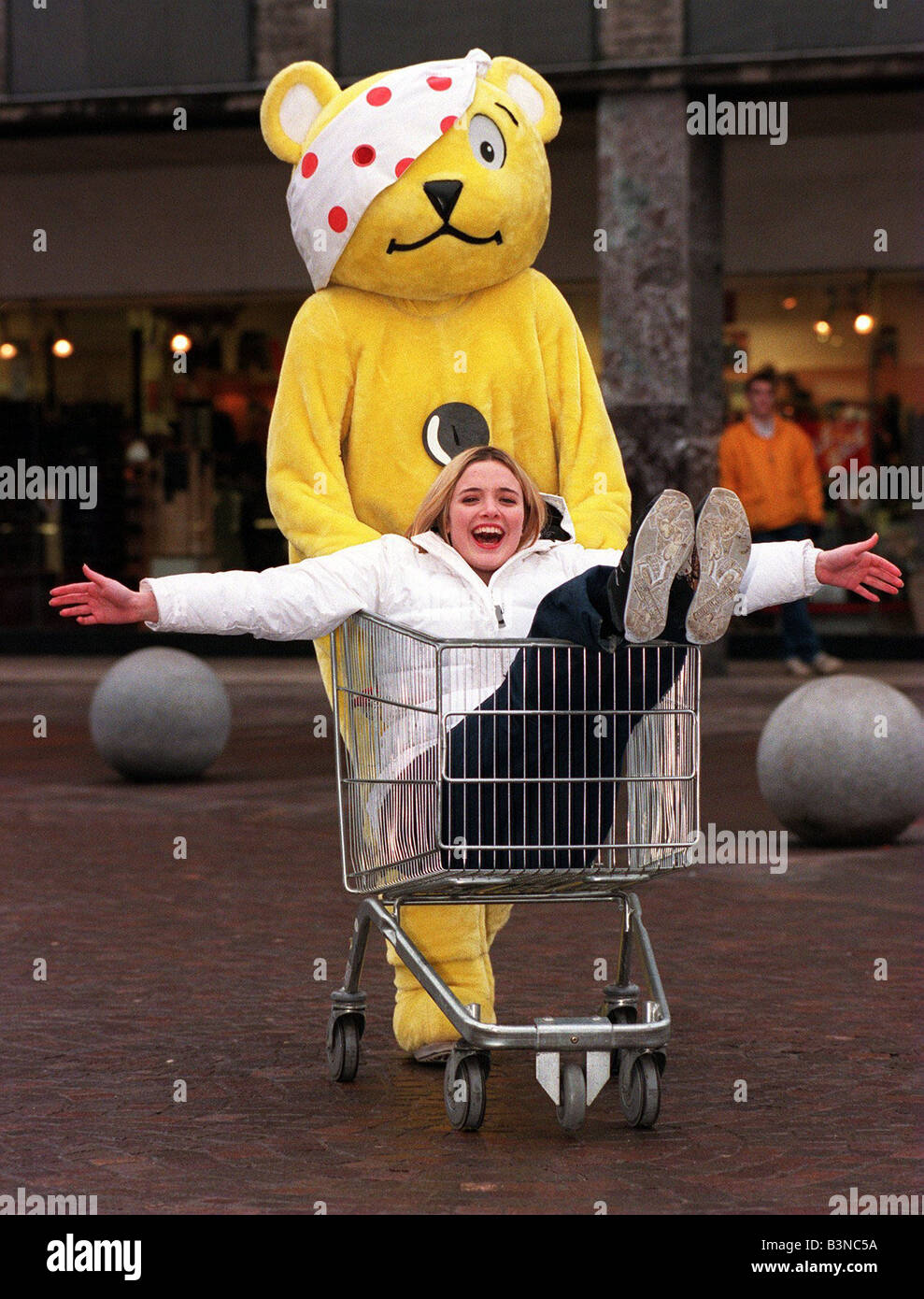 Kate Heavenor TV-Moderatorin Januar 2000 mit Pudsey Bären sammeln 75 000 von Somerfield Supermärkten für Kinder in Not Stockfoto