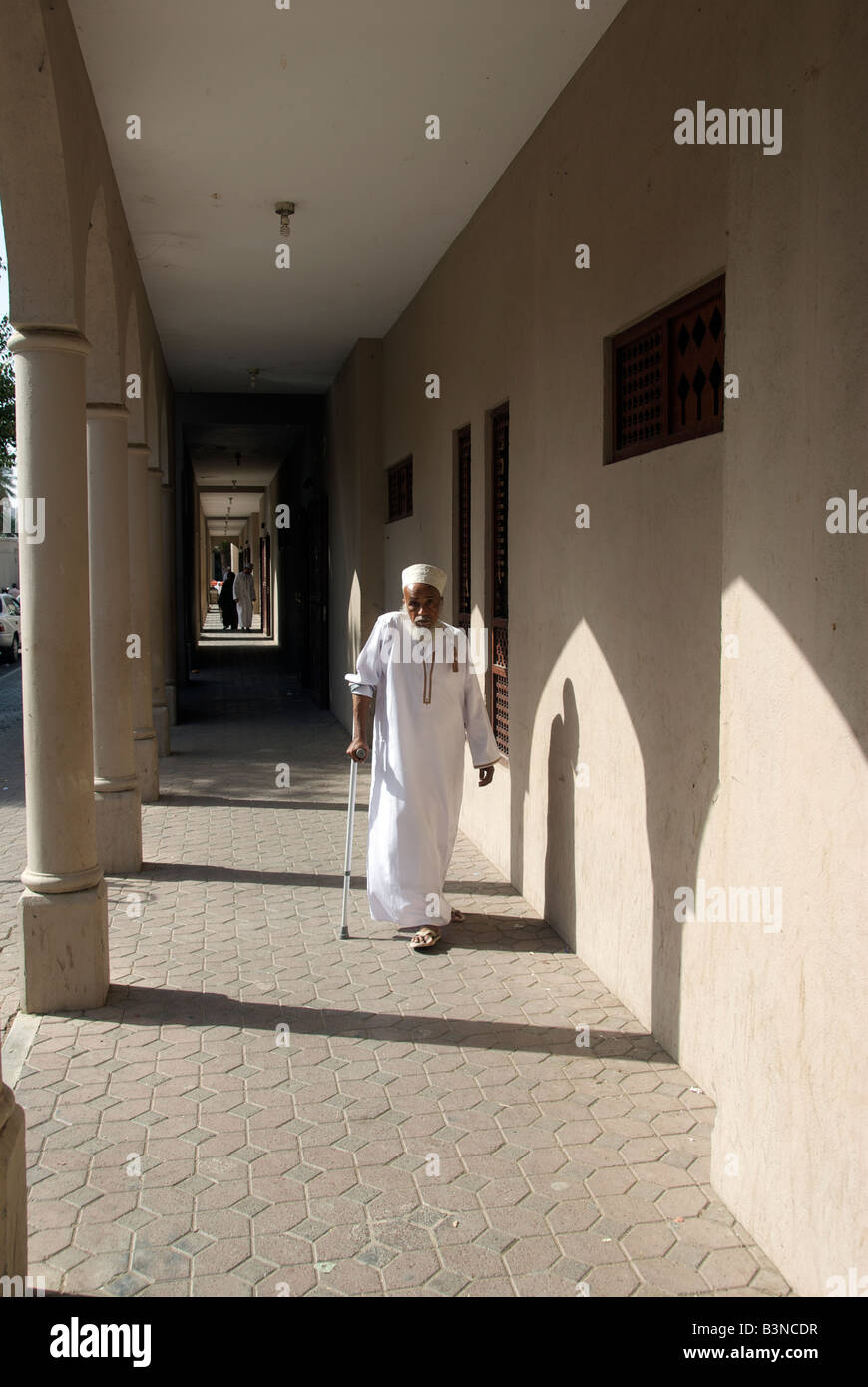 Alter Mann mit Stock Nizwa Souk Al Dakhiliyah Region Sultanat von Oman Stockfoto