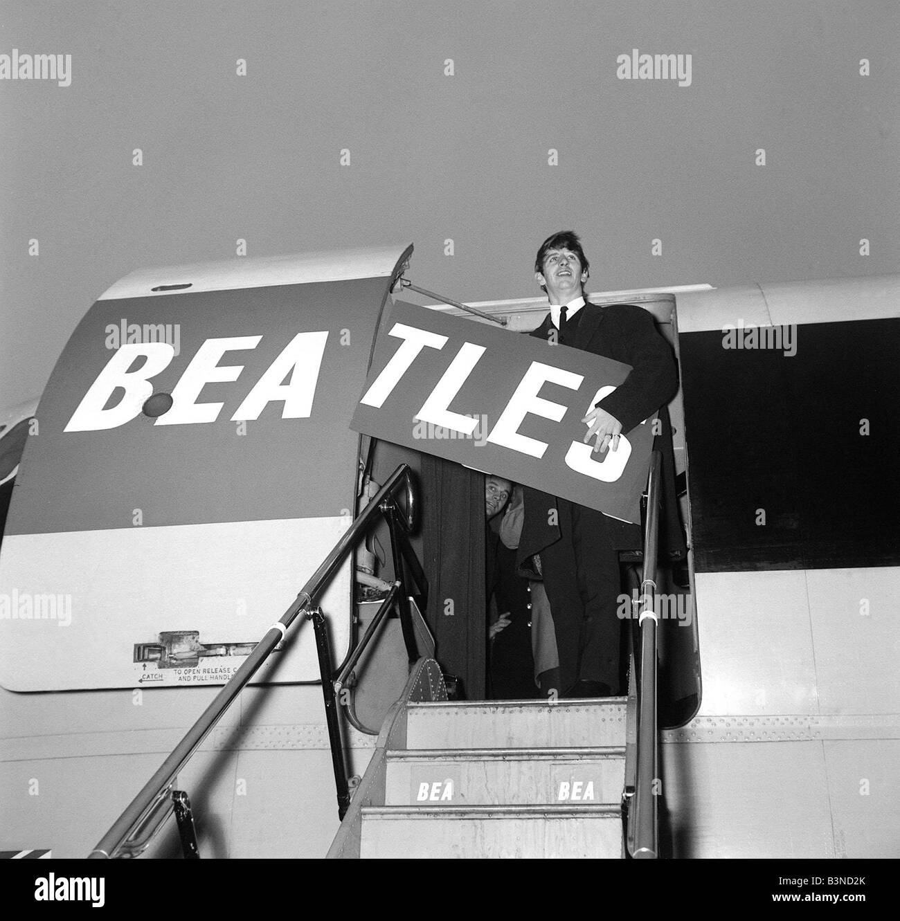 Januar 1964 Pop-Gruppe The Beatles Ringo Starr ein BEA Vanguard Flugzeug auf dem Weg nach Paris an den Rest des Beatles John Lennon Paul McCartneya und George Harrison Ringo Starr am Flugzeug Schritte mit BEA TLES Zeichen Stockfoto