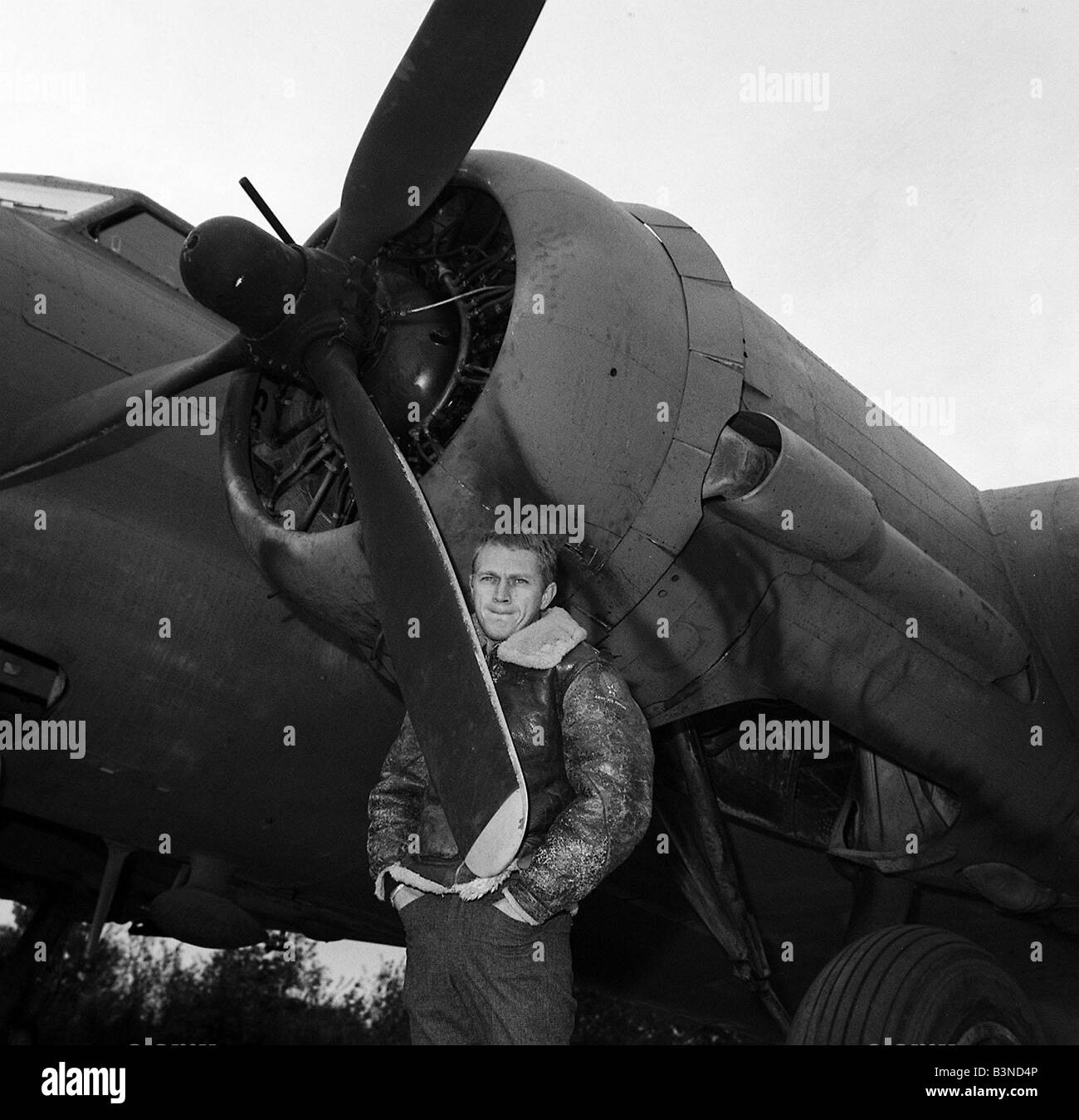 Steve McQueen Actor November 1961 Dreharbeiten stehenden Krieg Liebhaber von Boeing B17 Flying Flying Fortress - RAF Bovingdon Flugplatz Stockfoto