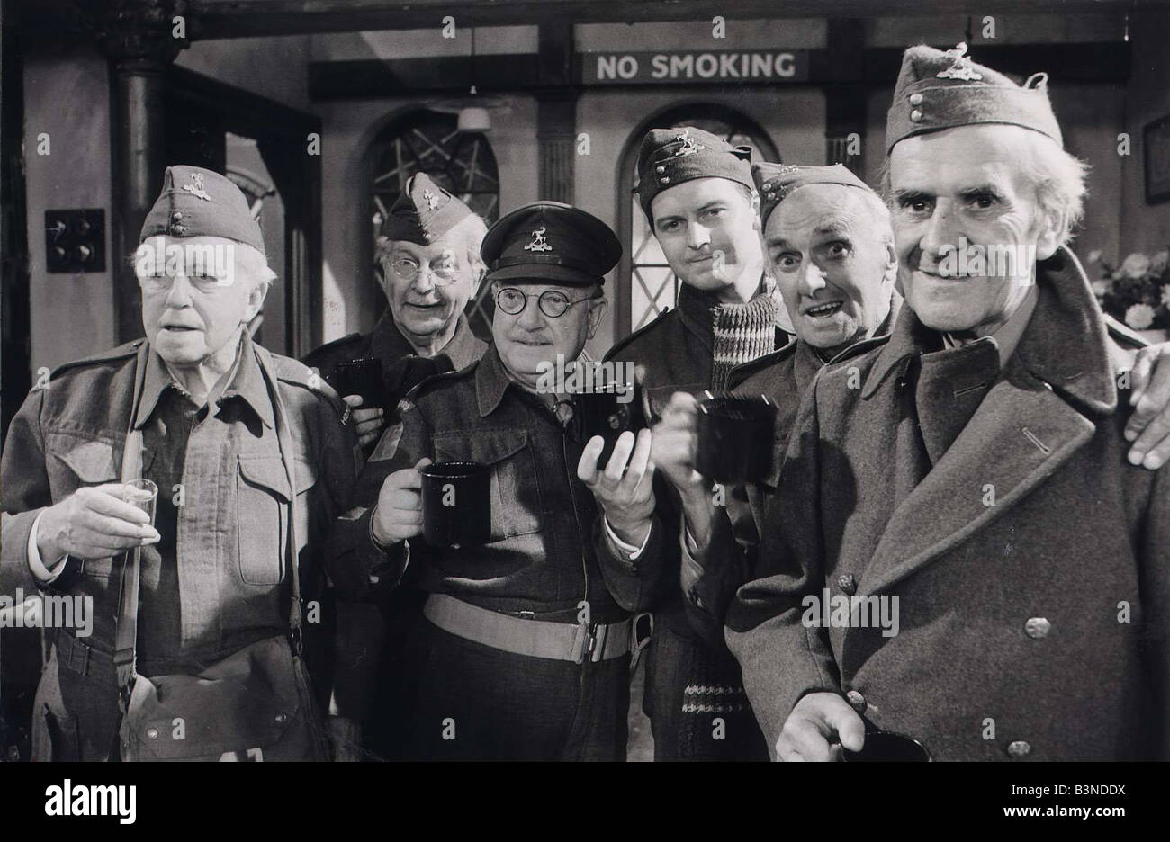 TV-Programm Vater s Armee Juli 1977 für immer Abschied von Papa s Armee, das für das letzte Mal bei der BBC TV-Zentrum in Shepard s Bush aufgenommen wurde die Besetzung trafen sich zum letzten Mal nach der Aufnahme der 1970er Jahre Fernsehsendung Mirrorpix Stockfoto