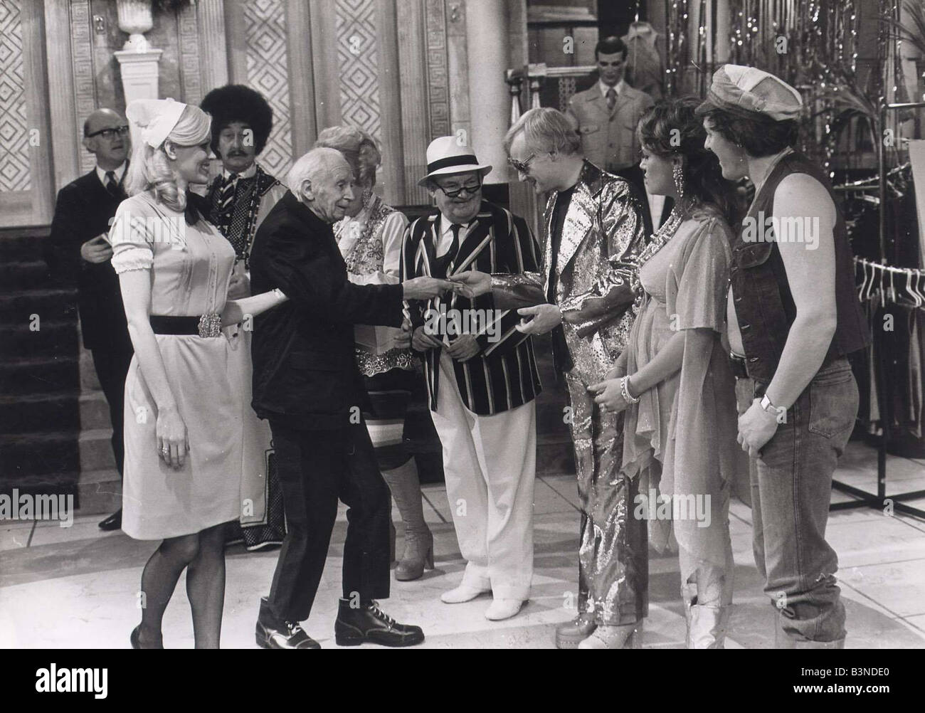 TV Programm Are You Being Served März 1977 L R Line-up nur Nicolas Smith Brille Frank Thornton Afro Mollie Sugden Arthur Brough John Inman Wendy Richards Trevor Bannister 1970er Jahre Fernsehsendung Mirrorpix Stockfoto