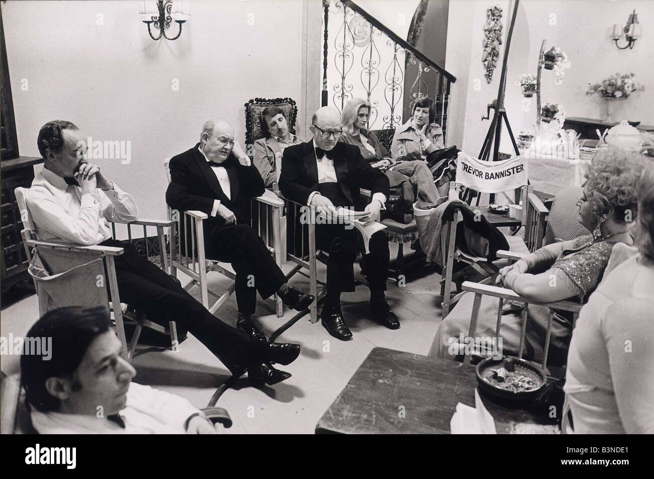 TV-Programm sind Sie versorgenden August 1977 die Besetzung dauert ein Nickerchen zwischen den Szenen aber Nicolas Smith Mr Rumbold lernt seine Linien der 1970er Jahre Fernsehsendung mirrorpix Stockfoto