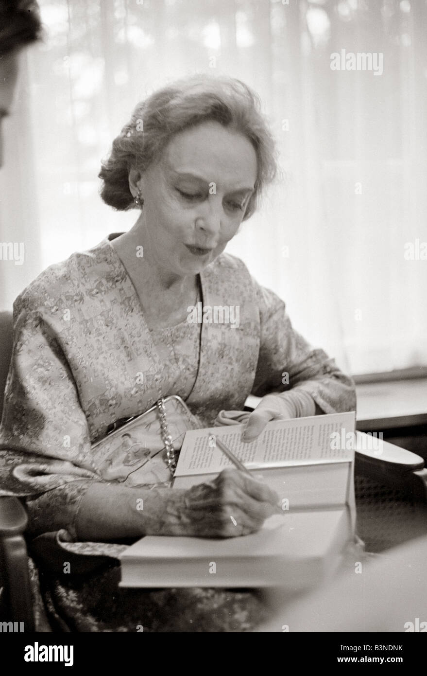 Lillian Gish im Grosvenor House Hotel geben Autogramm August 1969 Stockfoto