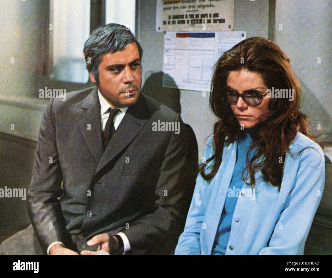 LADY IN THE Auto mit Brille und A GUN 1969 Lira Filme/Columbia Film mit Oliver Reed und Samantha Eggar Stockfoto