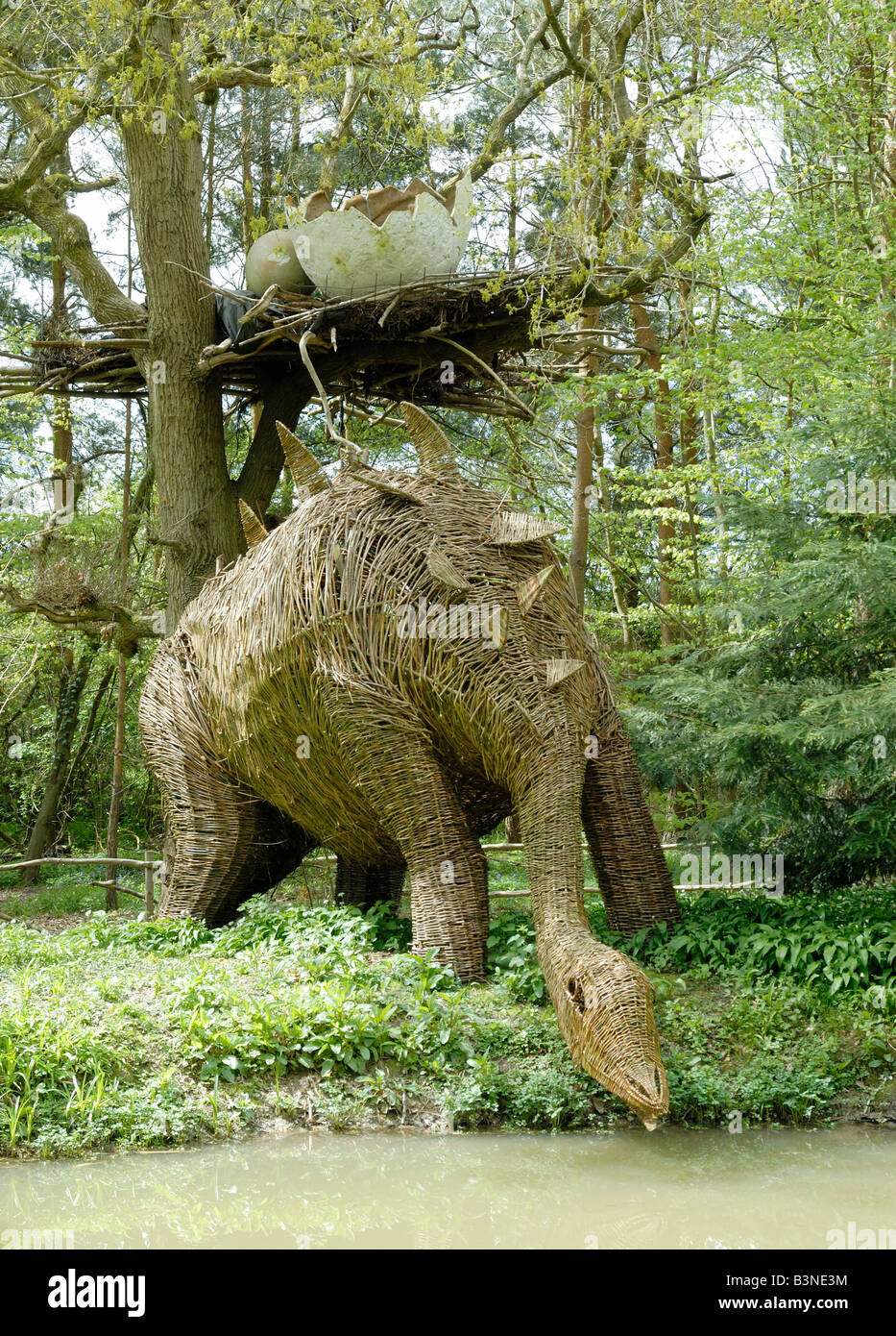 Skulptur eines Dinosauriers bei Groombridge Place in Kent. Stockfoto