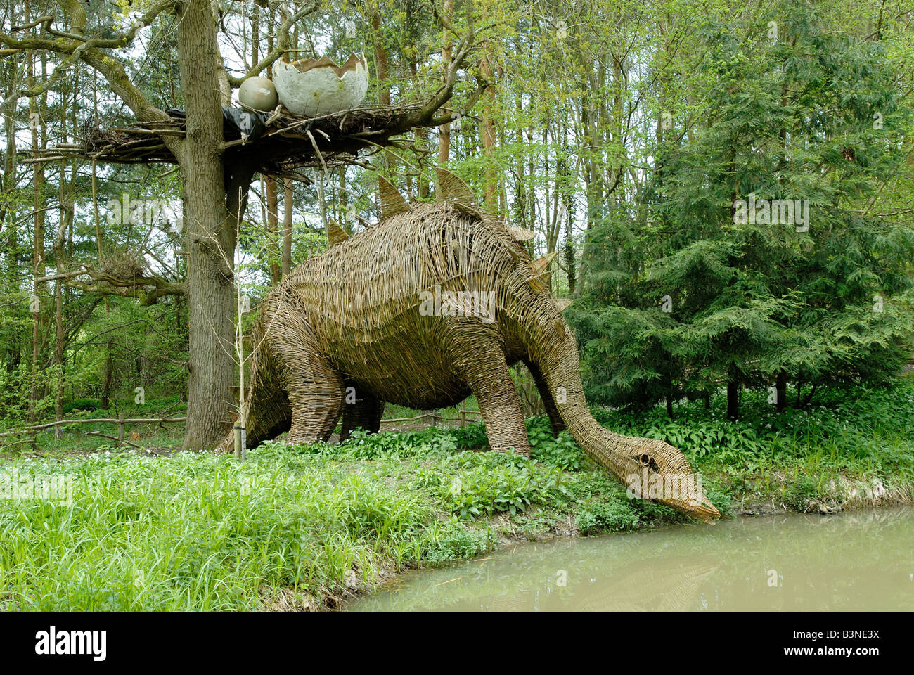 Skulptur eines Dinosauriers bei Groombridge Place in Kent Stockfoto