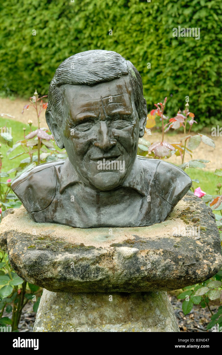 Büste von Geoff Hamilton in Barnsdale Gardens in Rutland Stockfoto