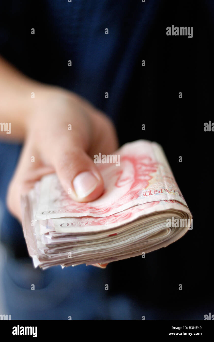 UK Währung Person übergibt ein Bündel von fünfzig Pfund-Noten hautnah Stockfoto