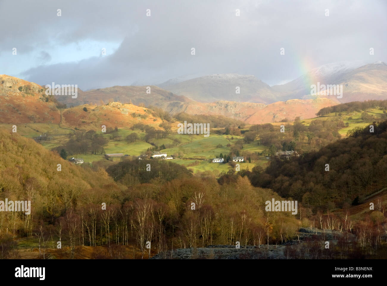 Seenlandschaft mit Blick auf das Tilberthwaite-Tal mit den Fjälls in der Ferne und Regenbogen Stockfoto