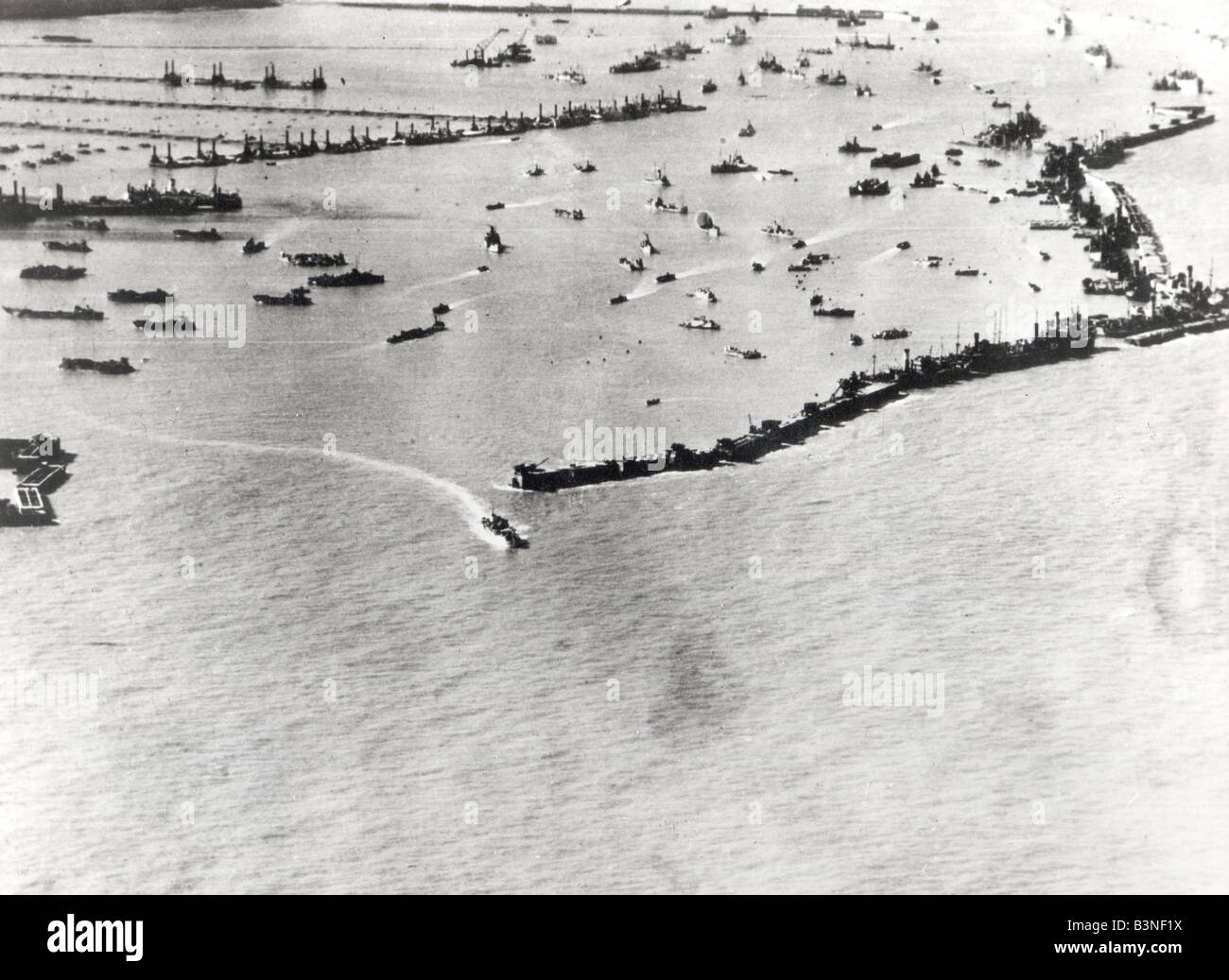 MULBERRY HARBOUR B in Arromanches, der Normandie im Juni 1944 aussehende SW. Die äußeren Wellenbrecher auf der rechten Seite schützt den Versand Stockfoto