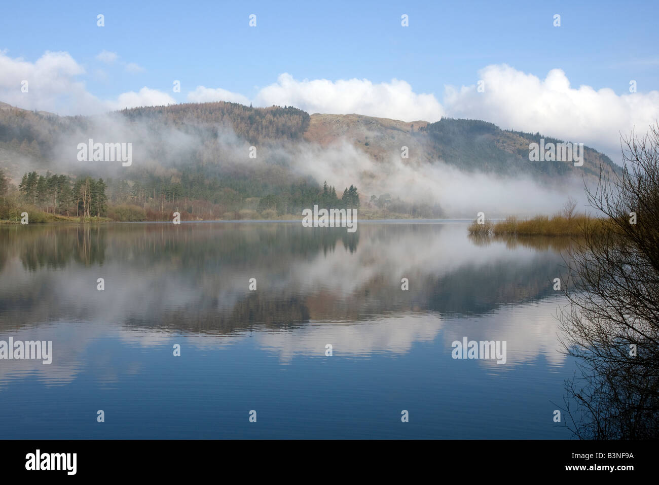 Morgen-Reflexionen über Thirlmere Cumbria mit niedrigen Wolken und Nebel Stockfoto