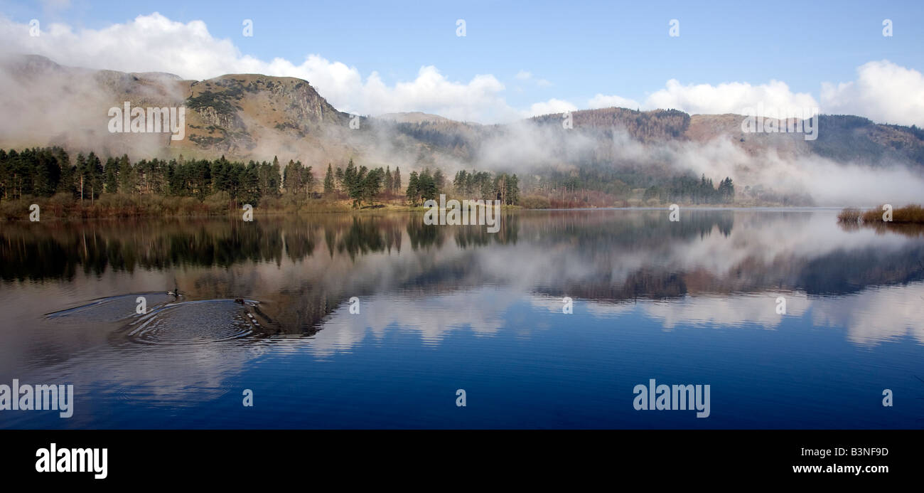 Thirlmere Panorama mit Reflexionen niedrige Wolken und Nebel cumbria Stockfoto