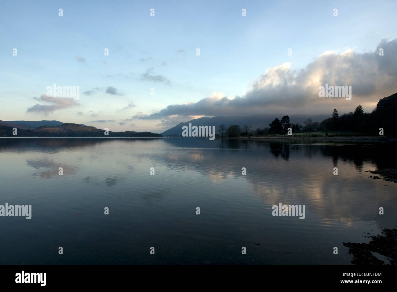 Derwentwater im englischen Lake District mit Dawn Reflexionen Stockfoto