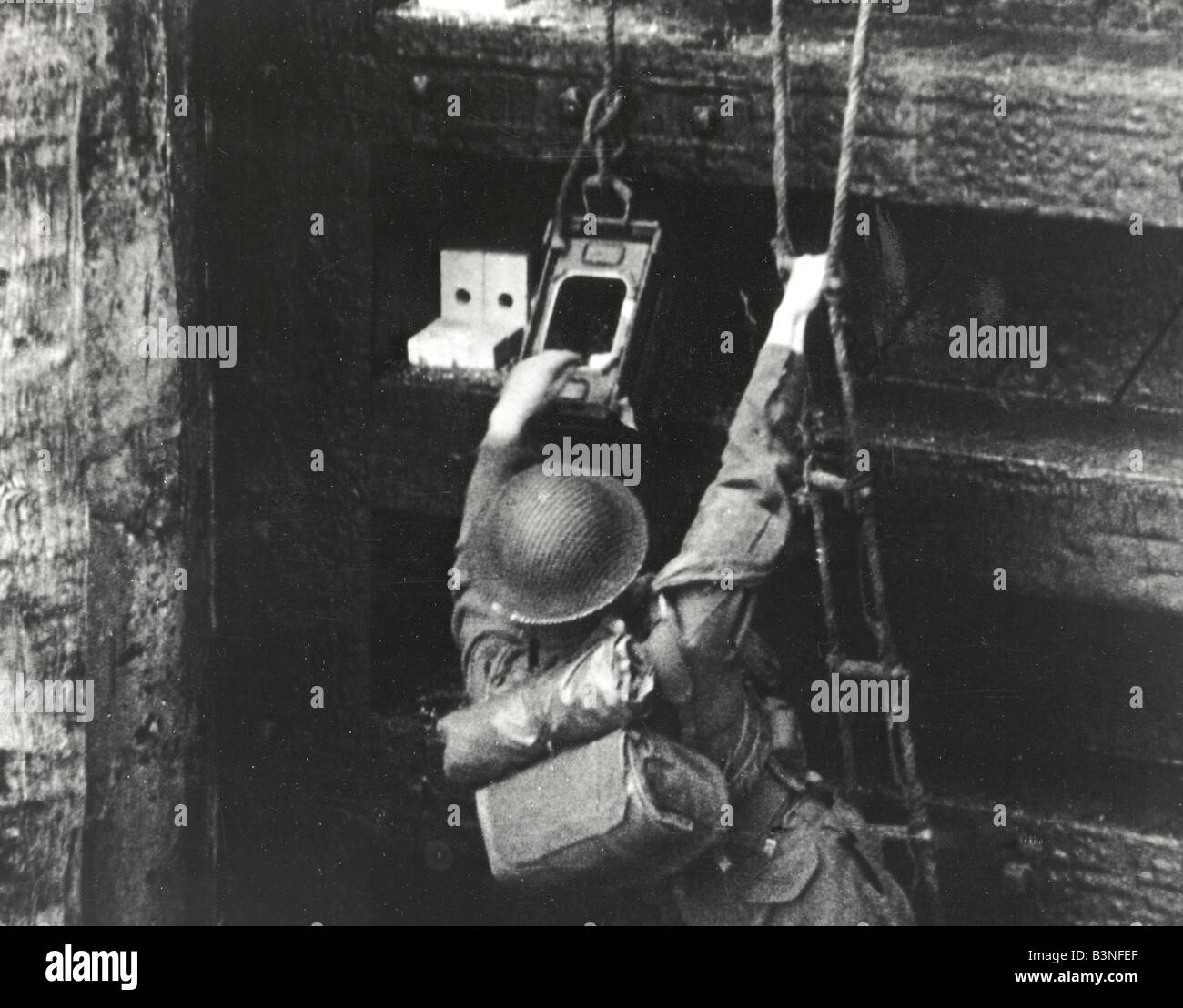 BRITISCHE Armee königliche ENGEER SAPPER Befestigung eine Sprengung laden zu einem Dock-Tor während des Trainings Übung im Jahr 1941 Stockfoto