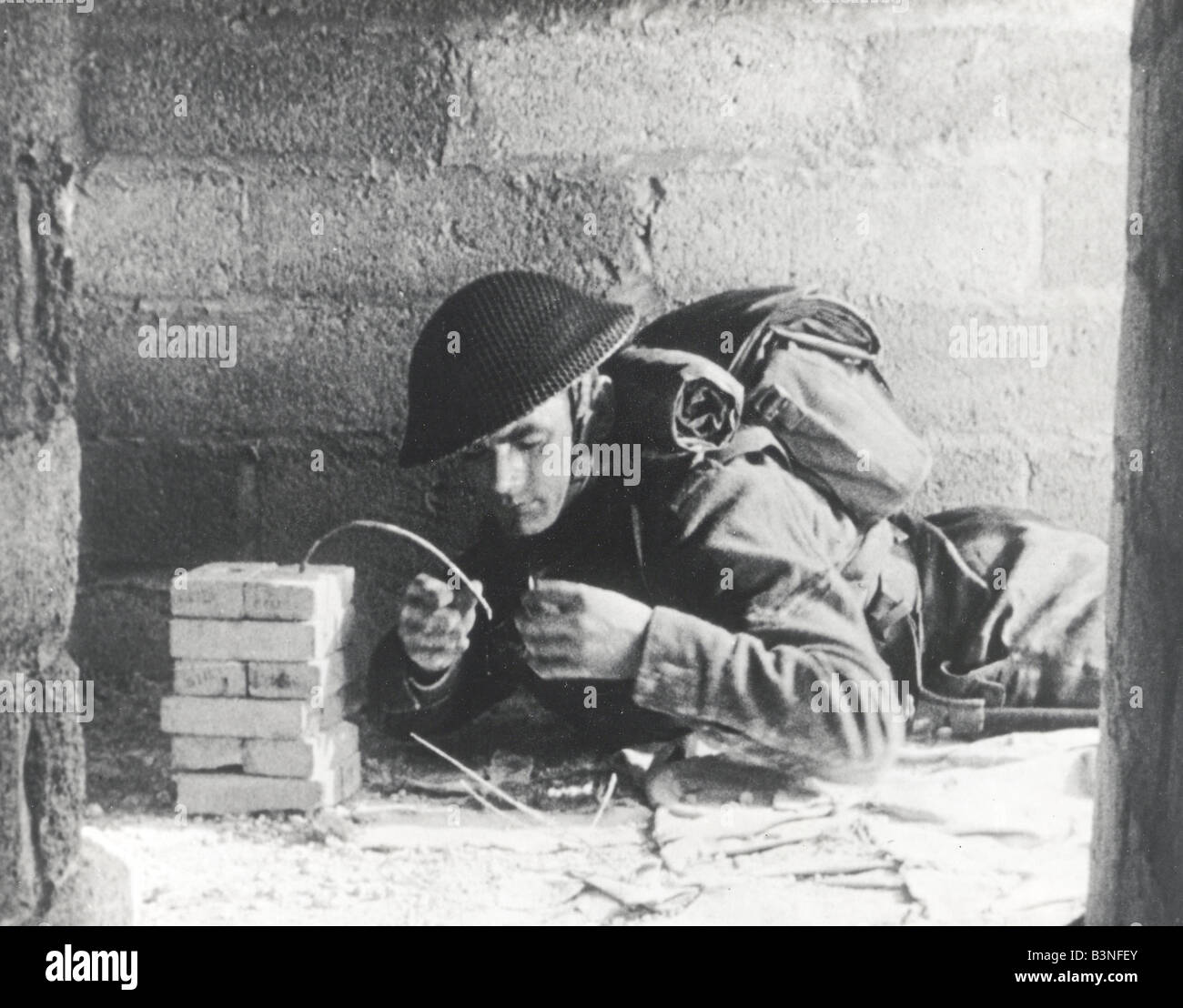 BRITISCHE Armee ROYAL ENGINEER SAPPER Vorbereitung einen Sprengsatz im Jahre 1941 Stockfoto