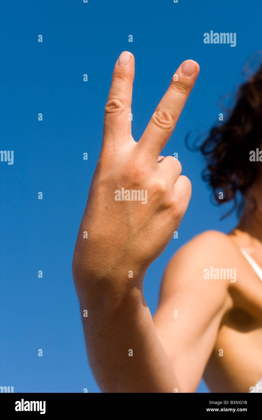 Modell veröffentlicht Details der Weibchen bilden eine missbräuchliche V-Zeichen Stockfoto