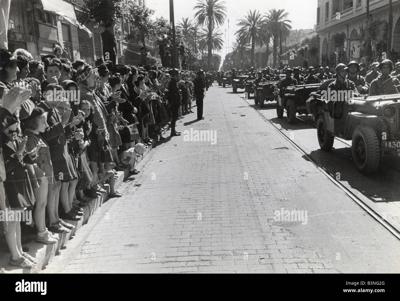 Tunesien-Massen sehen Sie amerikanische Truppen in Tunis am 13. Mai 1943 Stockfoto