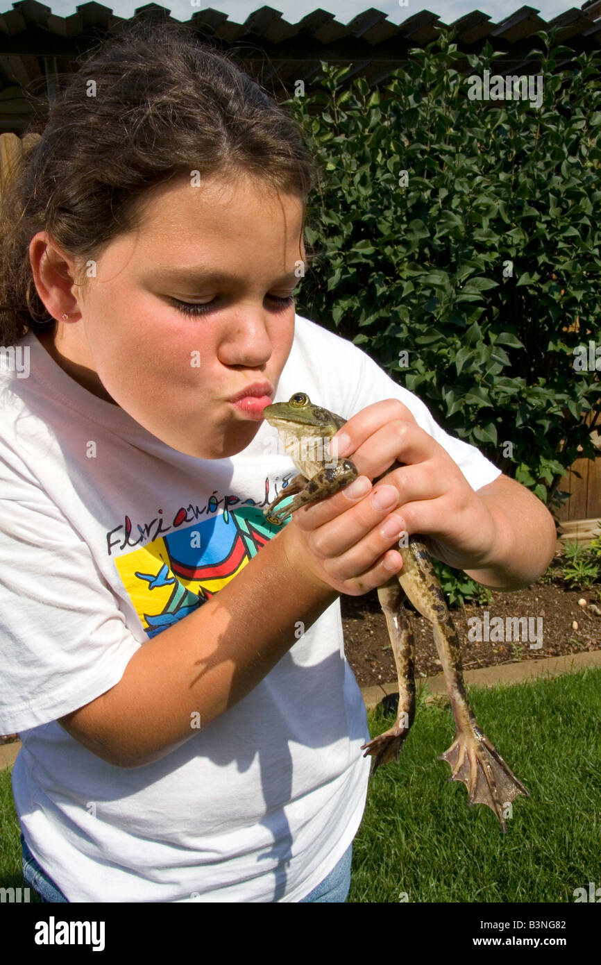 11 Jahre altes Mädchen küssen ein Ochsenfrosch in Boise, Idaho Herr Stockfoto