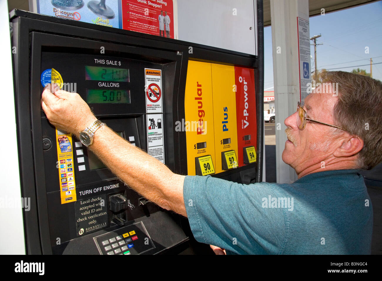 Büro für Maße und Gewichte Prüfer bescheinigt Gas Pumpe Genauigkeit mit neuen Aufkleber in Boise, Idaho Stockfoto