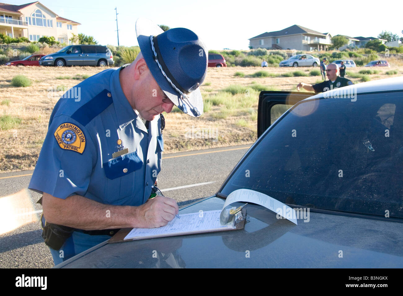 Polizist schreiben Untersuchungsbericht bei einem Autounfall in Kennewick Washington Stockfoto