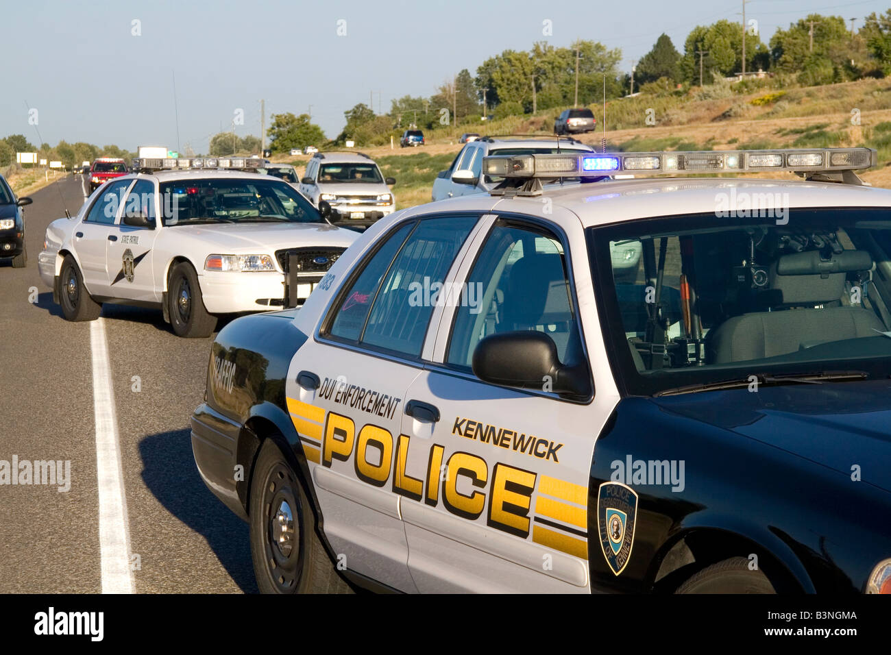 Polizeiautos auf der Bühne bei einem Autounfall in Kennewick Washington Stockfoto