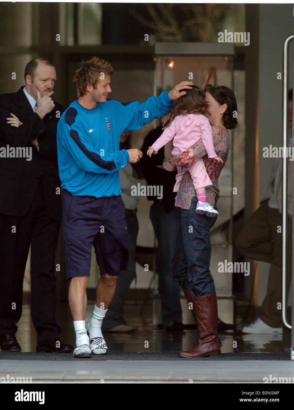 David Beckham im Lowry Hotel in Manchester März 2005 England und Real Madrid star Couldn t widerstehen, Zeit, um ein Autogramm für eine winzige Tot zu unterzeichnen, als er verließ für die Ausbildung als Beckham und der Rest der England Mannschaft ging für Carrington, er seinen Spuren durch ein wenig hielt, Mädchen trägt einen rosa Trainingsanzug, sie ihm gab, ein Stück Papier und Couldn t nehmen ihre Augen von warten, bis es seine Füße er unterzeichnet in schwarzer Feder und nach dem Tippen auf ihr auf den Kopf, ging für die Tem-Bus mit einem riesigen Lächeln auf seinem Gesicht Stockfoto