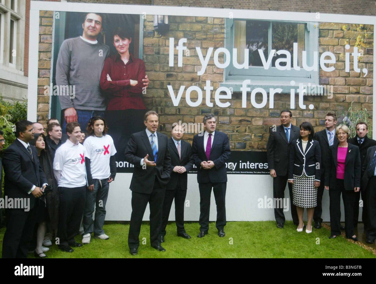 Enthüllung einer neuen Wahlplakat heute auf die Wirtschaft, die Premierminister Tony Blair sagte, dass die Parlamentswahlen am 5. Mai war eine sehr einfache Wahl zwischen Labour s sound Handhabung der Wirtschaft von Schatzkanzler Gordon Brown oder einem Tory Wirtschaftsplan, die eine Gefährdung von Arbeitsplätzen bei der Vorstellung wäre Stand Carphone Warehouse-Gründer Charles Dunstan Menschenmenge unter ein Plakat Poster mit einem der Labour Party s Wahlkampfslogans April 2005 Stockfoto