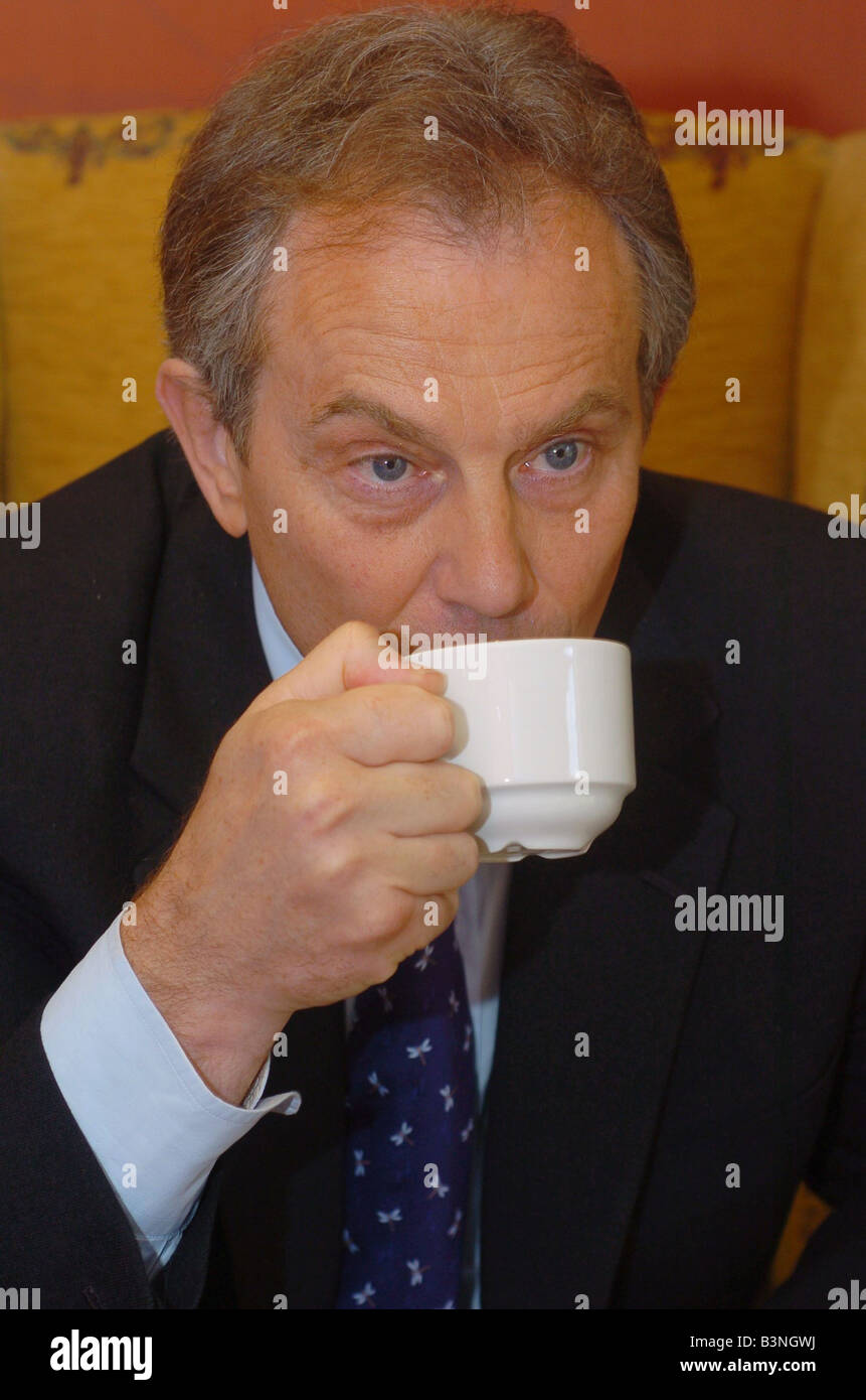 Nigel Nelson interviews des Ministerpräsidenten, Tee trinken, April 2005 Stockfoto
