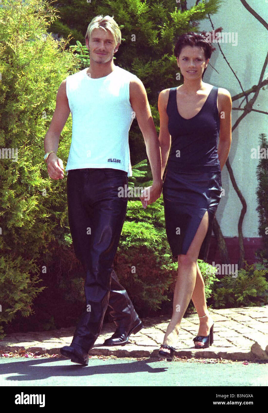 David Beckham und Victoria Adams Posh Spice Händchenhalten außerhalb ihrer Heimat zwei Tage vor ihrer Hochzeit in Dublin Juli 1999 Stockfoto