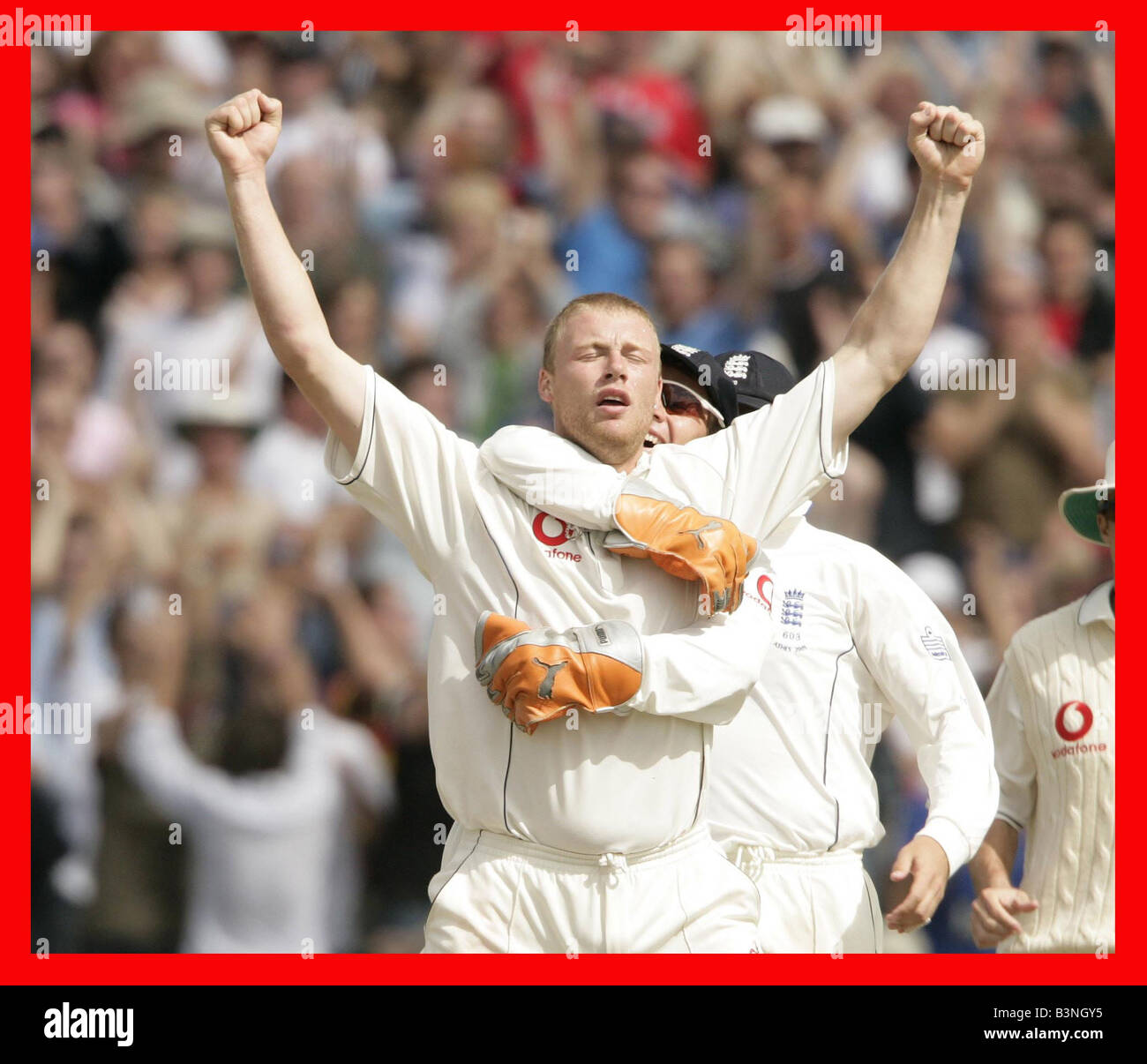 England V Australien Asche 3. Testspiel im Old Trafford August 2005 Andrew Flintoff feiert dabei das Wicket Adam Gilchrist gefangen Glocke für 4 Stockfoto