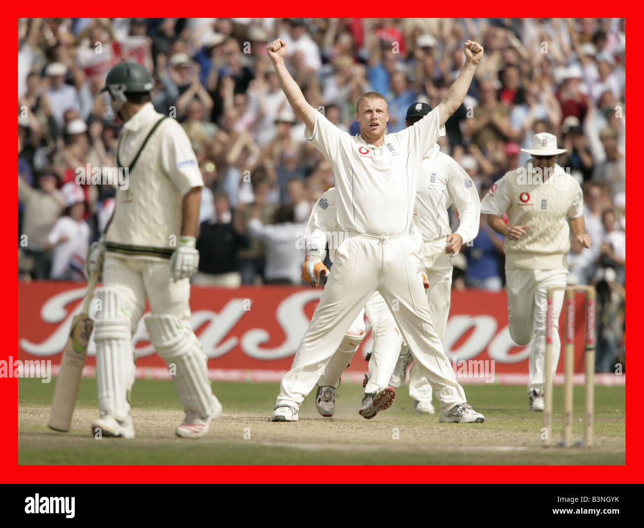 England V Australien Asche 3. Testspiel im Old Trafford August 2005 Andrew Flintoff feiert dabei das Wicket Adam Gilchrist gefangen Glocke für 4 Stockfoto