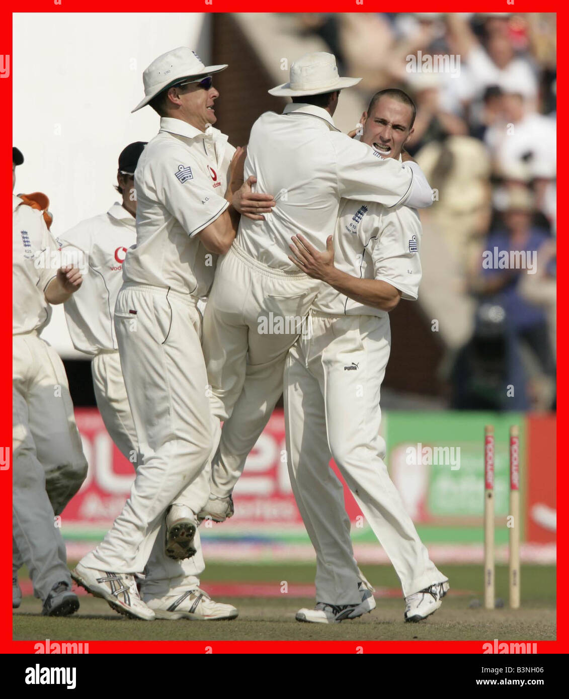 England V Australien Asche 3. Testspiel Old Trafford August 2005 Simon Jones feiert Einnahme Wicket von Michael Clarke für 39 Stockfoto