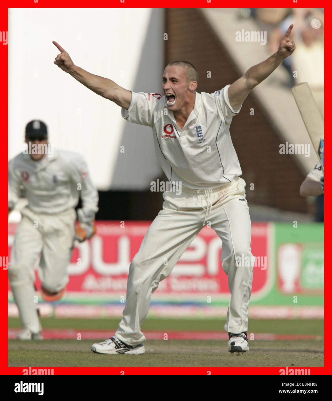 England V Australien Asche 3. Testspiel Old Trafford August 2005 Simon Jones feiert Einnahme Wicket von Michael Clarke für 39 Stockfoto