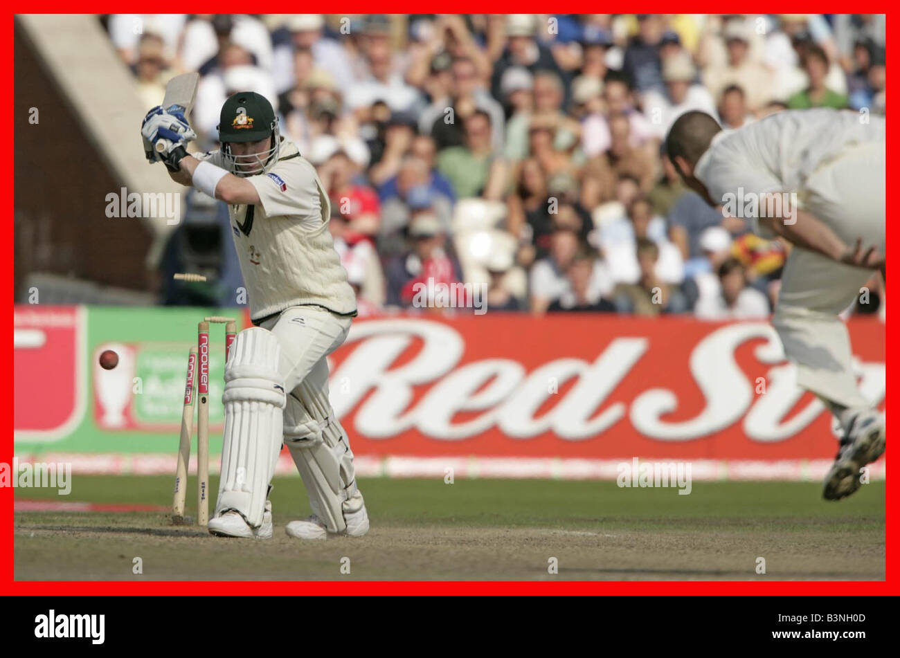 England V Australien Asche 3. Test im Old Trafford August 2005 Simon Jones nimmt das Wicket von Michael Clarke für 39 Stockfoto