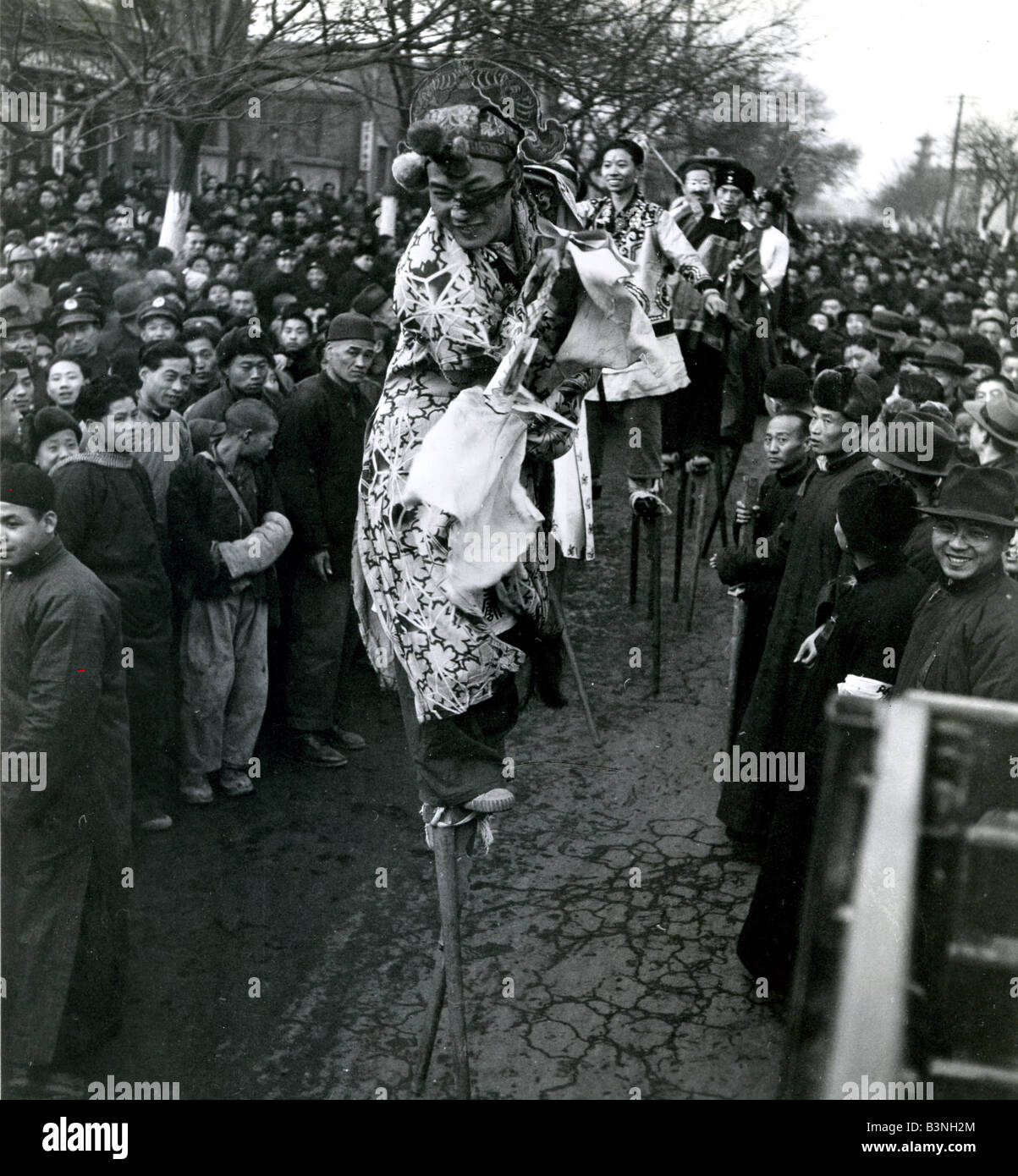 PEKING-Stelzenläufer sorgen für Unterhaltung wie chinesischen kommunistischen Truppen Peking (heute Beijing) geben Sie 1949 Stockfoto