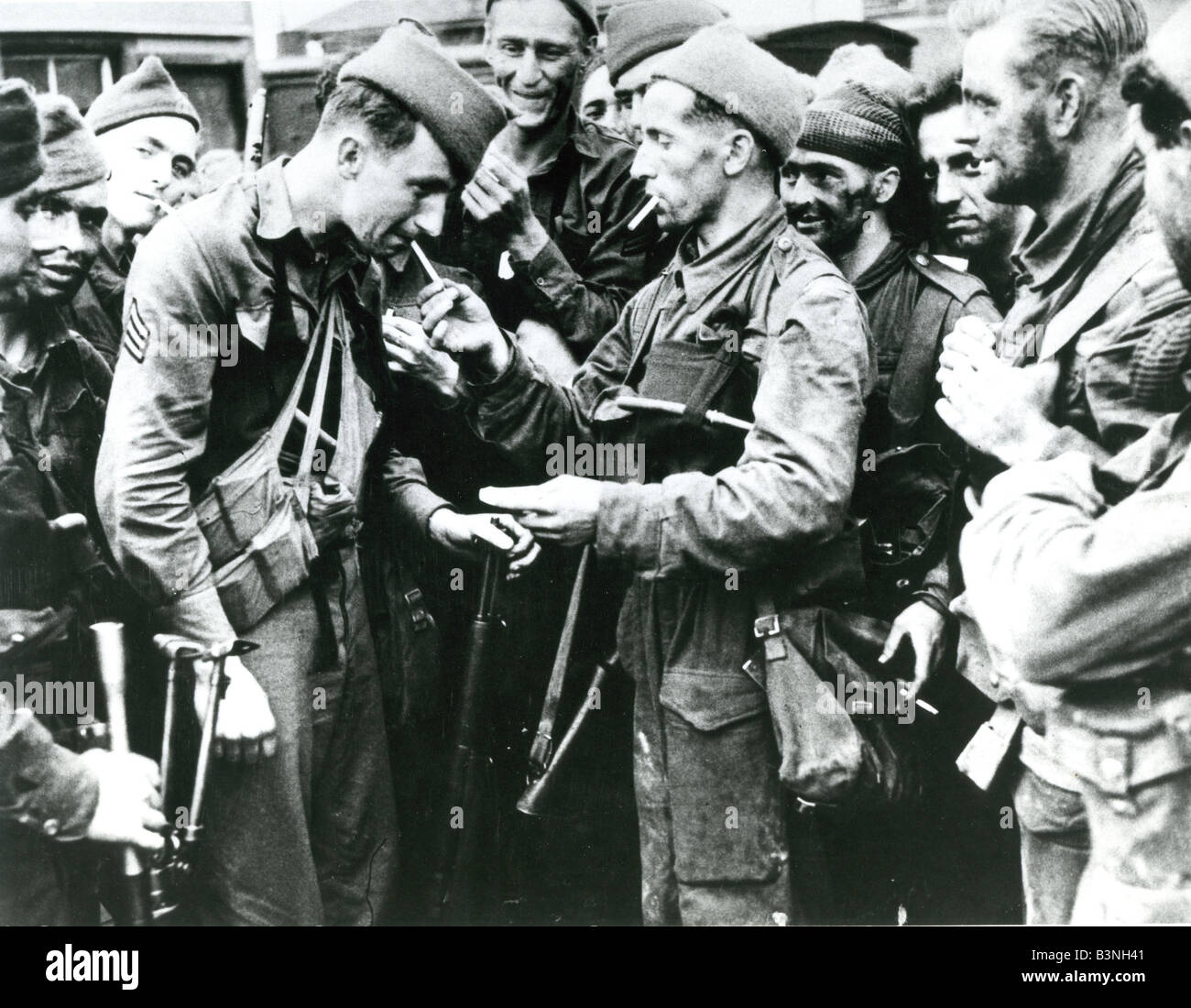 DIEPPE RAID - August 1942. Ein britischer Kommando auf der rechten Seite gibt eine Zigarette zu einer amerikanischen Ranger in Newhaven nach ihrer Rückkehr Stockfoto