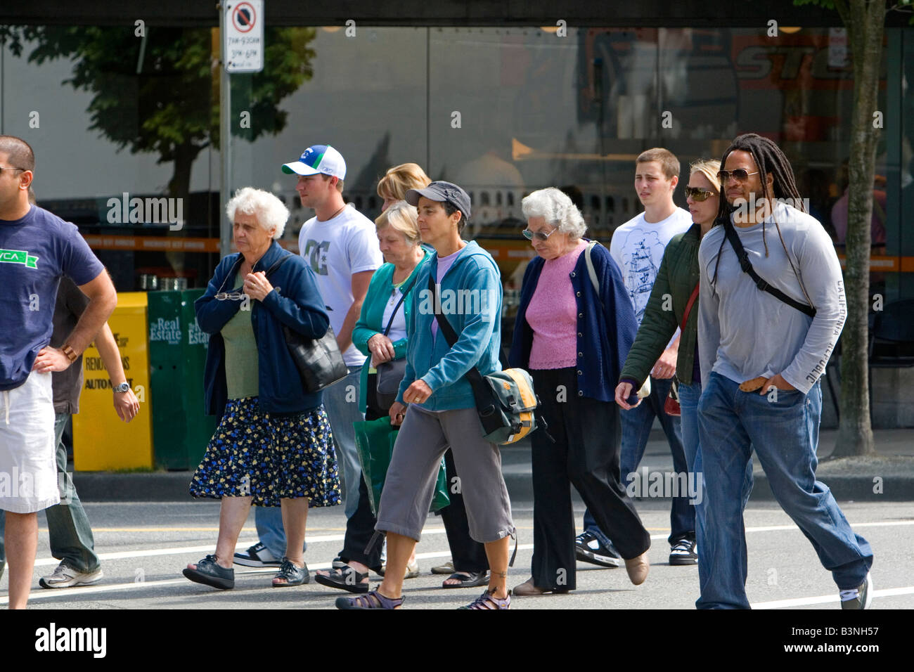 Eine vielfältige Gruppe von Menschen, die über die Straße in Vancouver British Columbia Kanada Stockfoto