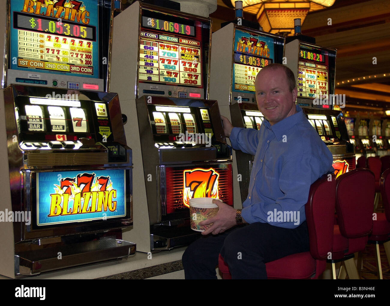 Schauspieler Steve McFadden, Eastenders Hardman Phil Mitchell Januar 2001 spielt In der Stadt der Welt Las Vegas Glücksspiel eine Bank von Spielautomaten Stockfoto