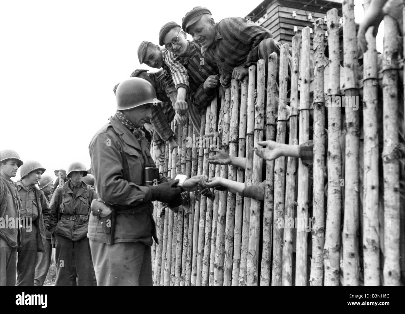 DACHAU Konzentrationslager amerikanische Truppen mit Insassen nach ihrer Befreiung am 29. April 1945 Stockfoto