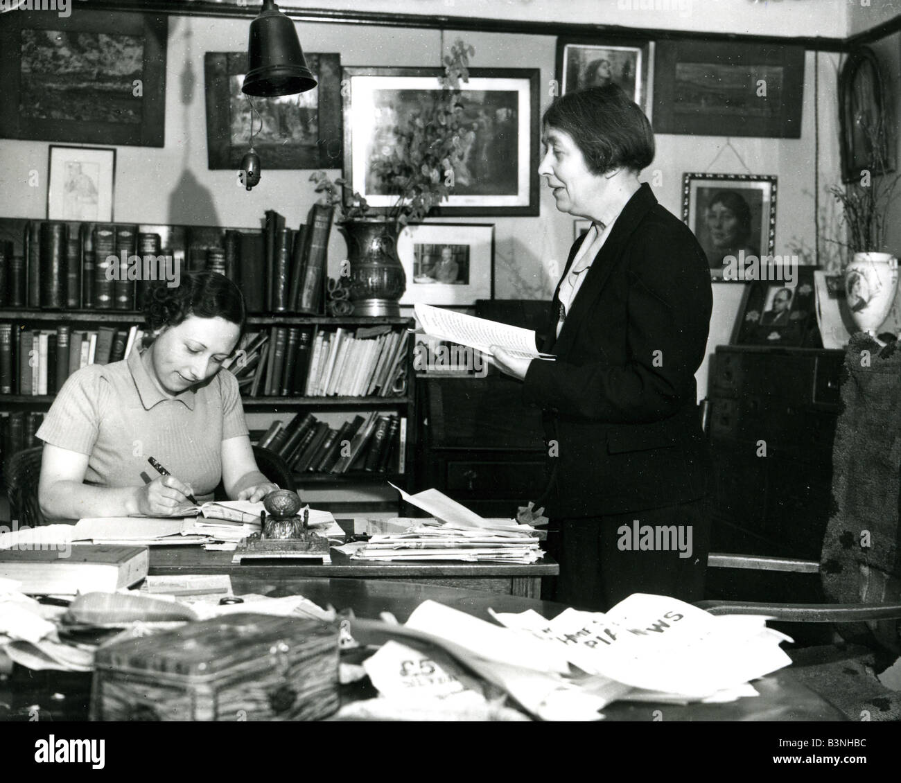 SYLVIA PANKHURST ehemaligen englischen Suffragetten als Präsident der Womens Notfall Kriegsrat im Jahr 1940 Stockfoto