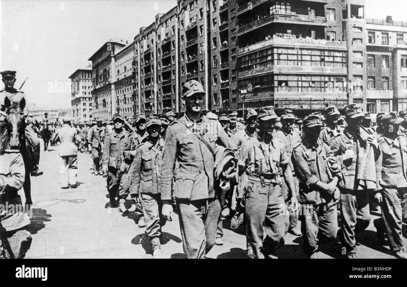 Deutsche Kriegsgefangenen sind durch Moskau 1945 vorgeführt. Stockfoto