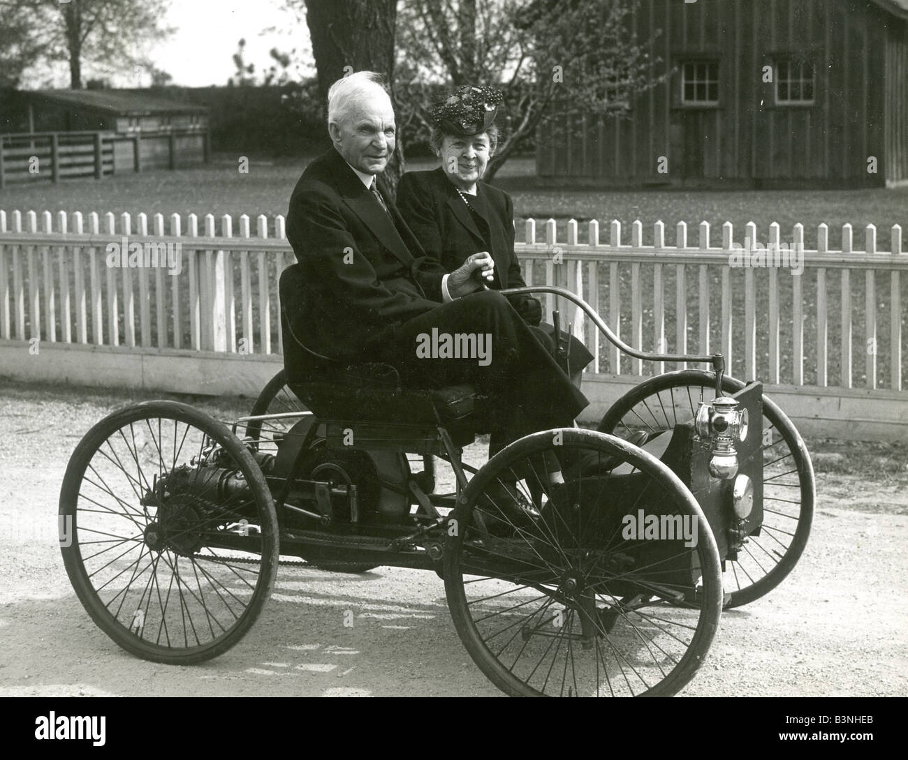 HENRY FORD und Frau in 1956-Pose im ersten Wagen, die er im Jahr 1896 erbaut Stockfoto