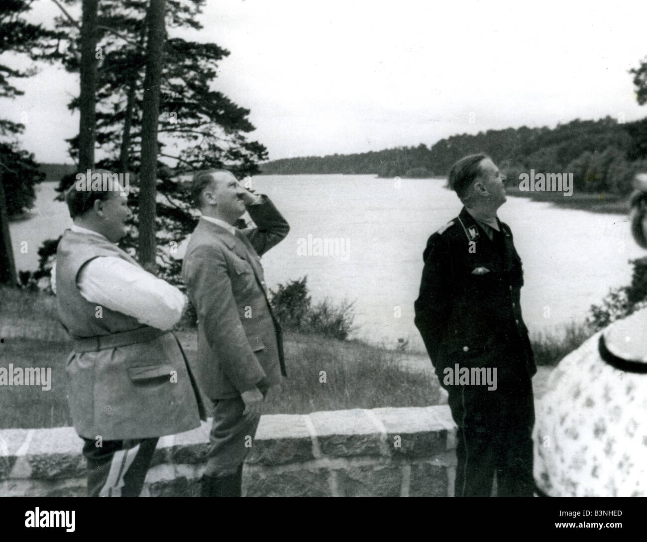 HERMAN GÖRING zeigt Hitler und unbekannter Offizier um Teil seines Nachlasses Karinhall nordwestlich von Berlin. Stockfoto
