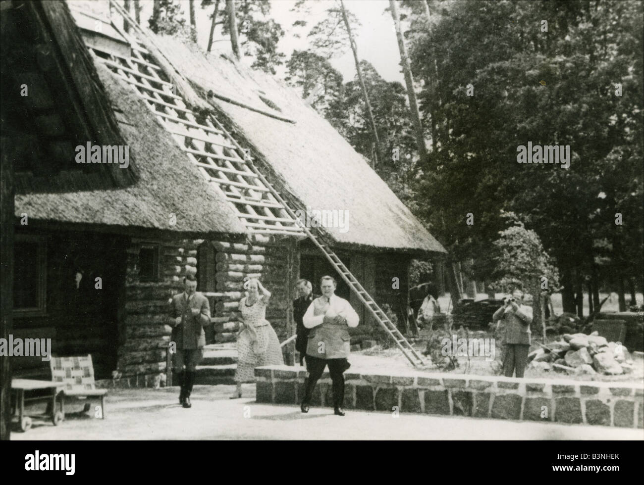 HERMAN GÖRING zeigt Hitler und Eva Braun um Teil seines Nachlasses Karinhall nordwestlich von Berlin. Hinweis Kameramann auf der rechten Seite. Stockfoto