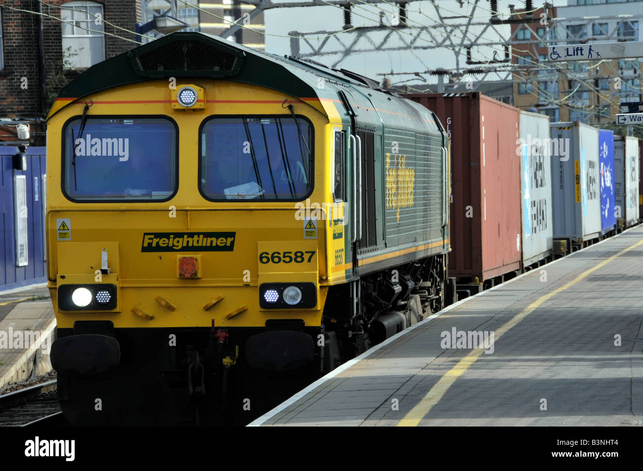 Stratford East London Freightliner Lokomotive 66587 mit einem Containerzug England UK Stockfoto