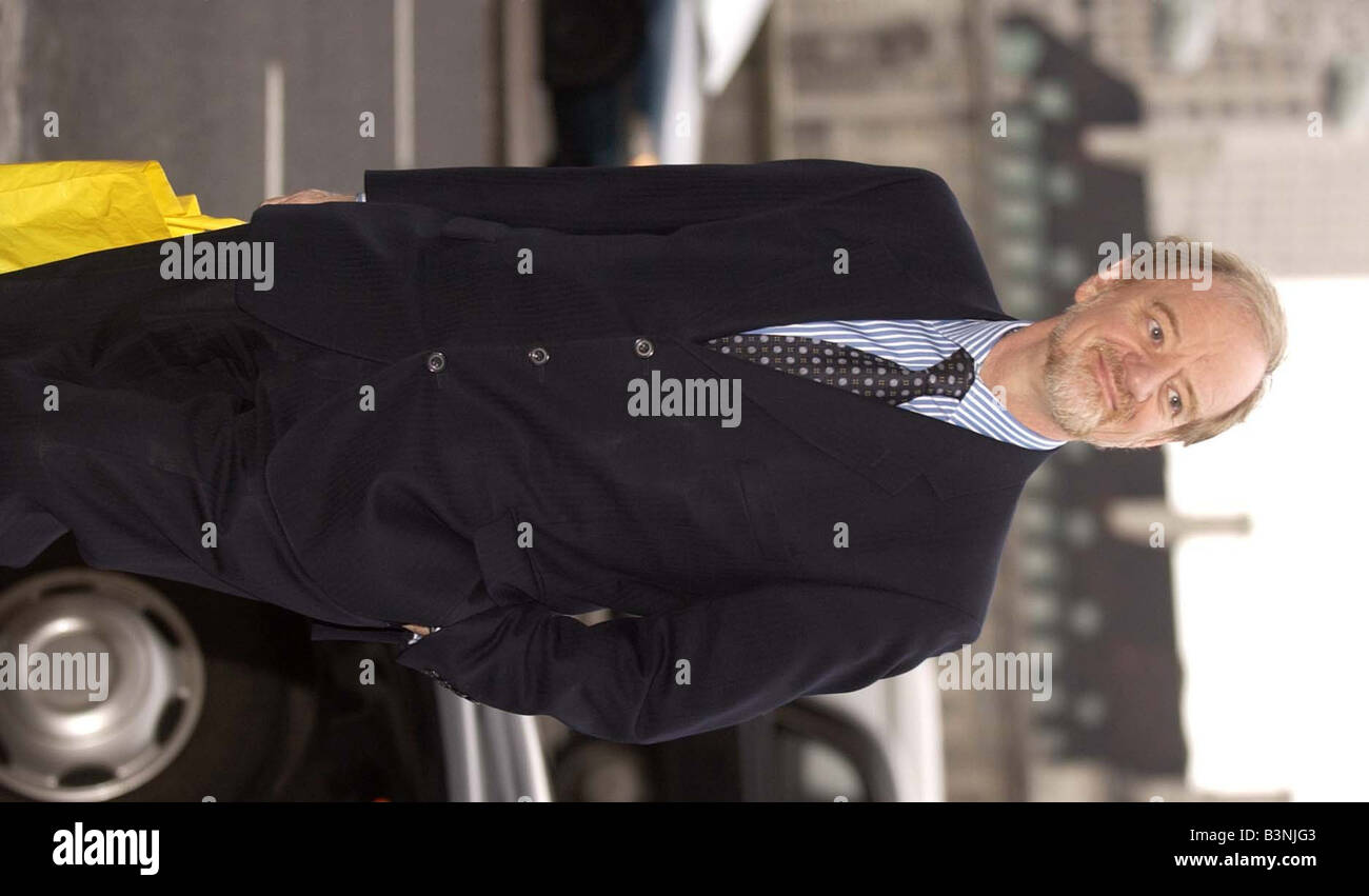 Robin Cook kommt im Portcullus House, Februar 2004 Stockfoto