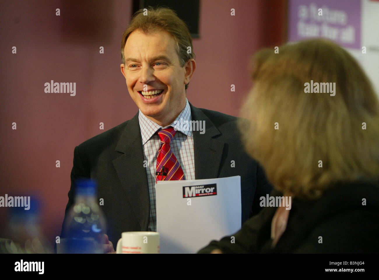 PM Tony Blair beteiligt sich an einer Daily Mirror gesponserten The Big Gespräch über die NHS zusammen mit Tony war Health Secretary John Reid, der auf verschiedenen Ebenen der Mitarbeiter aus dem NHS und andere Gesundheit gesprochen jobs Februar 2004 Stockfoto