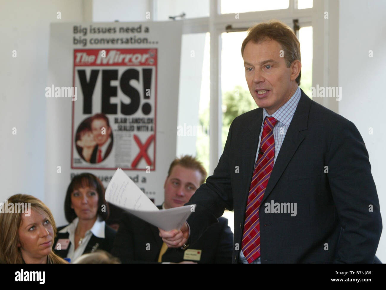 PM Tony Blair beteiligt sich an einer Daily Mirror gesponserten The Big Gespräch über die NHS zusammen mit Tony war Health Secretary John Reid, der auf verschiedenen Ebenen der Mitarbeiter aus dem NHS und andere Gesundheit sprach 2004 jobs Stockfoto